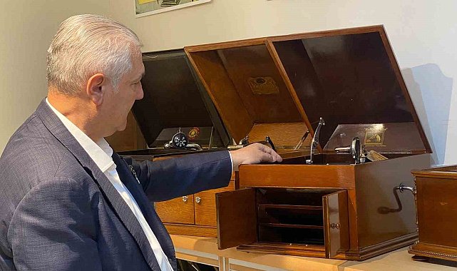 Gramafon tutkusuyla yüzlerce gramafon ve plakı bir araya getirdi