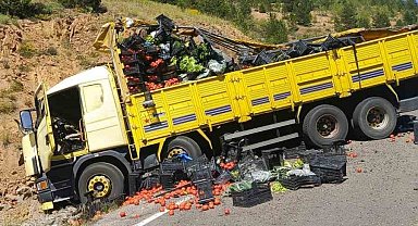 Gümüşhane'de sebze yüklü kamyon otomobile arkadan çarptı: 4 yaralı
