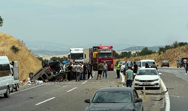 Hafif ticari araç karşı şeride geçti: 4 yaralı