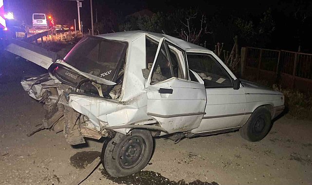 Hafif ticari araç, otomobile arkadan çarptı: 2 yaralı