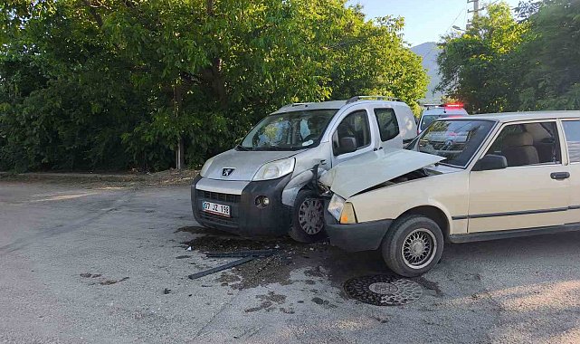 Hafif ticari araç otomobille çarpıştı: 4 yaralı