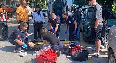 Hafif ticari araca çarparak savrulan motosikletli yaralandı
