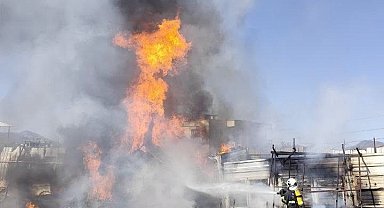 Hassa'da hurdalık alanda çıkan yangın dorseye sıçradı