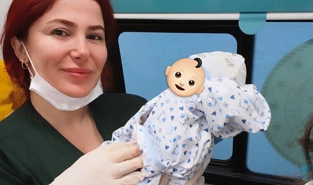 Hastaneye sevk edilen hamile kadın ambulansta doğum yaptı