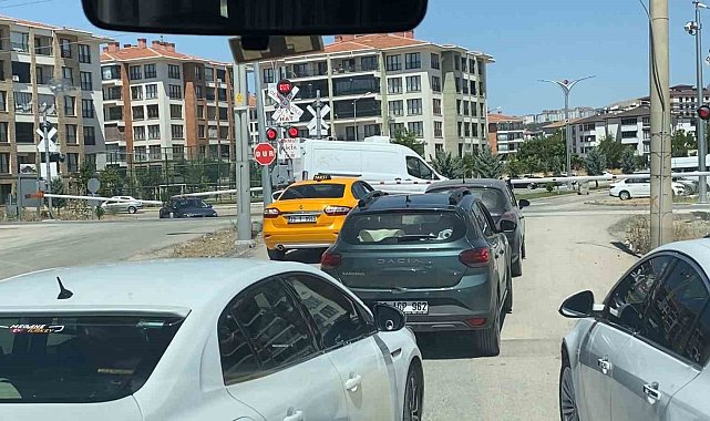 Hemzemin geçitte araçların tehlikeli geçişleri kameraya yansıdı