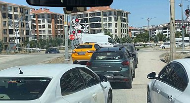 Hemzemin geçitte araçların tehlikeli geçişleri kameraya yansıdı