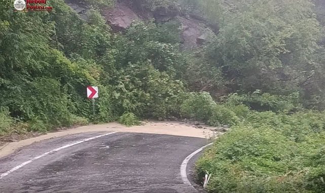 Heyelan nedeniyle ulaşıma kapanan Cide-Doğanyurt yolu ulaşıma açıldı