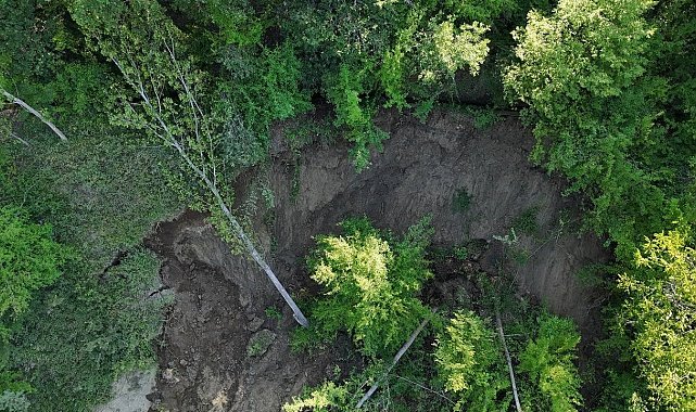 Heyelan yolu ulaşıma kapattı