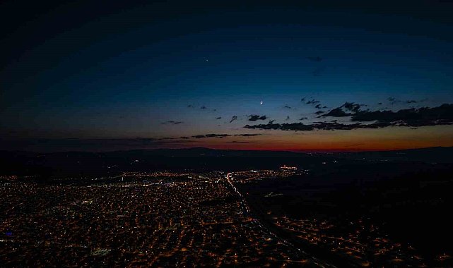 Hilal ve Venüs aynı kadrajda buluştu