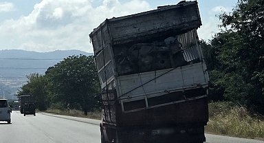 Hurda kasaları eğik şekilde taşıyan kamyonet tehlike oluşturdu