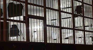 Husumetlisinin iş yerinin camlarını kırdı, emniyete gidip teslim oldu