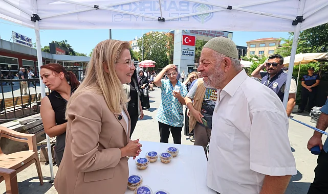 İstanbul Bakırköy'de binlerce kişiye aşure ikramı