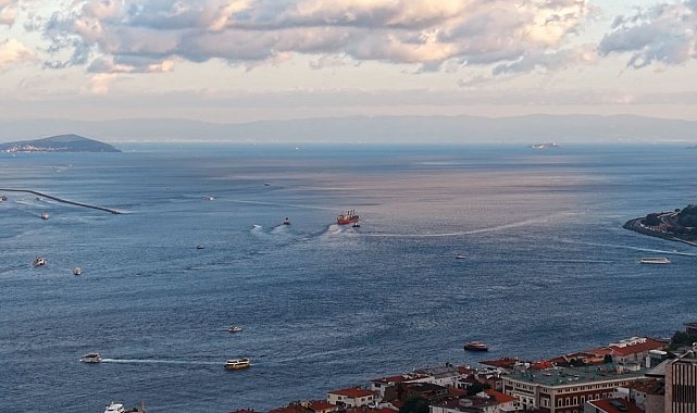 İstanbul Boğazı'nda arızalanan gemi Ahırkapı'ya demirlendi