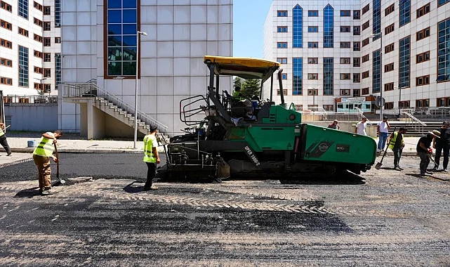 İstanbul Maltepe'de asfalt serim çalışmaları sürüyor