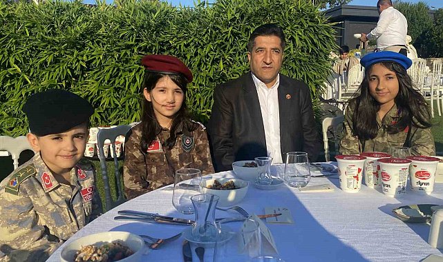 İstanbul Valisi Gül: "Sokakta birbirine benzemeyen, birbiri gibi düşünmeyen, birbiri gibi giyinmeyen herkesin bu darbecilere karşı durduğunu gördük"