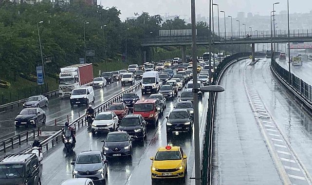 İstanbul'da etkili olan sağanak yağış trafikte yoğunluğa neden oldu