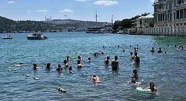 İstanbul'da sıcak hava bunalttı: Vatandaşlar kendini boğazın serin sularına bıraktı