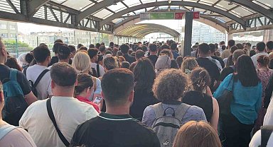 İstanbullunun ulaşım çilesi: Mecidiyeköy metrobüs istasyonunda yürüyen merdiven arızası yoğunluğa neden oldu