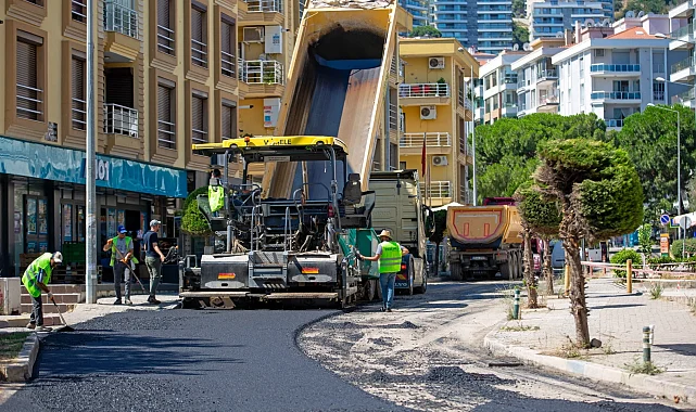 İzmir Narlıdere'de asfalt mesaisi hız kesmiyor
