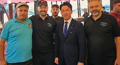 Japonya Savunma Bakan Koizumi Eminönü'nde balık ekmek yedi