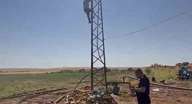 Kaçak trafonun sökülmesini engellemek için elektrik direğine çıktı