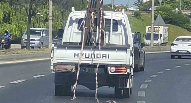 Kamyondan sarkan şeritler trafiği tehlikeye attı