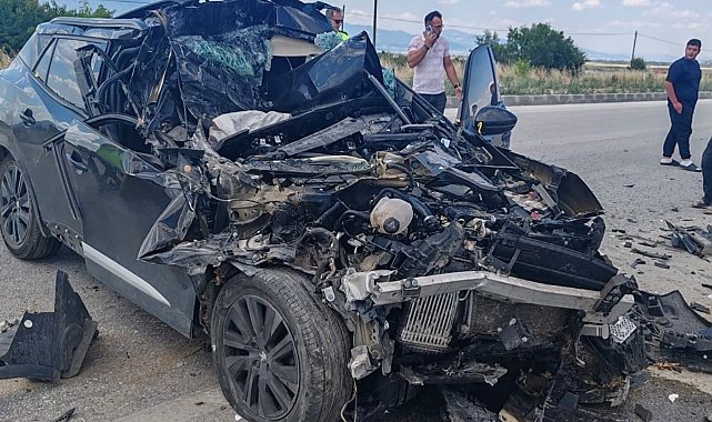 Kamyonete çarpan otomobil hurdaya döndü: 1 yaralı