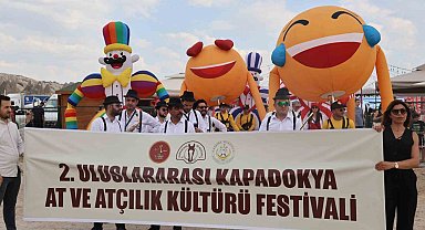 Kapadokya'da güzellikleriyle büyüleyen atlar podyuma çıktı