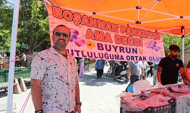 Karaman'da 11 yıllık evliliği sona eren gurbetçi, lokma dağıtarak boşanmasını kutladı