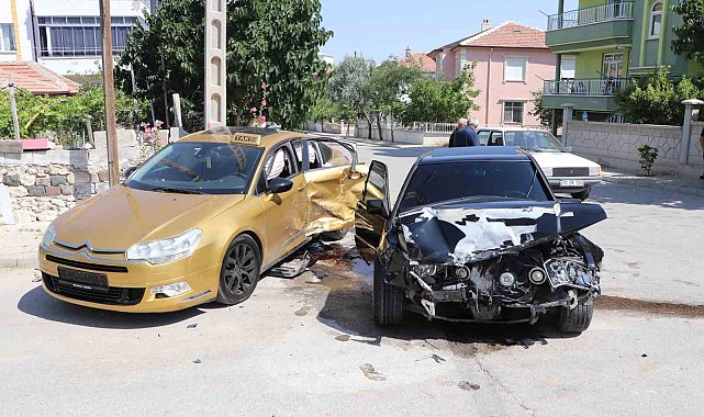 Karaman'da iki otomobilin çarpıştığı kazada 3 kişi yaralandı: Kaza anı kameraya yansıdı