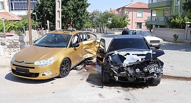 Karaman'da iki otomobilin çarpıştığı kazada 3 kişi yaralandı: Kaza anı kameraya yansıdı