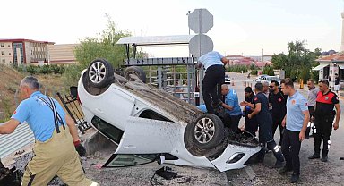 Karaman'da takla atan otomobildeki 4 üniversite öğrencisi yaralandı