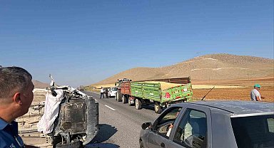 Karaman'da traktörün römorkuna çarpan otomobil devrildi: 1 yaralı