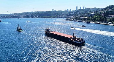 Karasu'da karaya oturan dev gemi İstanbul Boğazı'ndan geçti