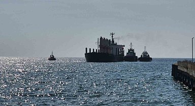 Karaya oturan gemi 4 gündür kurtarılmayı bekliyor