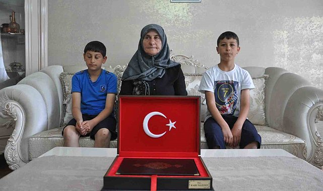 Kars'ta duygulandıran bayrak sevgisi: Aynı aileden iki kuşak, 7 yıl arayla valilik önünde Türk bayrağını öptü