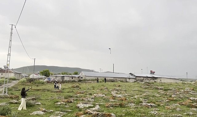 Kars'ta köy çocuklarının uçurtma sevinci