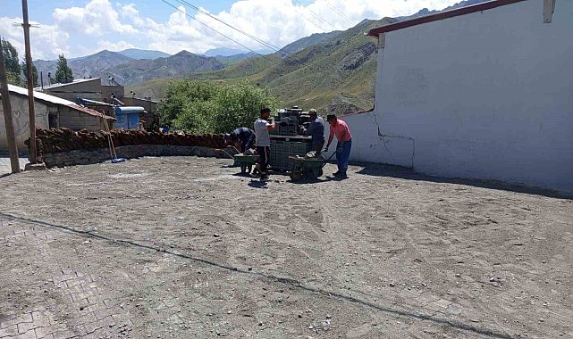 Kars'ta2 köy modern yollara kavuşuyor: Kilit parke çalışmaları başladı