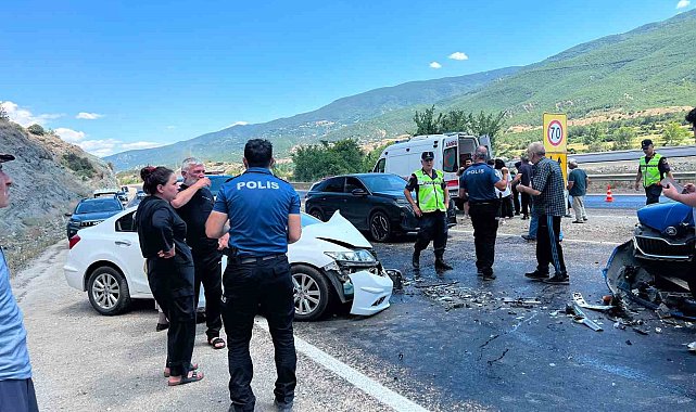 Kastamonu'da iki otomobil çarpıştı: 5 yaralı