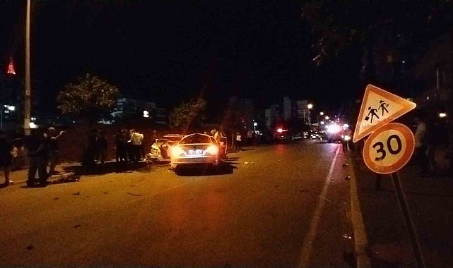 Kavşakta feci kaza: 3 otomobil hurdaya döndü, 7 kişi yaralandı