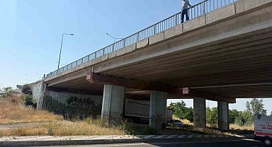 Kavşakteki üst geçit korkuluklarına çıkan şahıs sebebi ile Eskişehir- Afyonkarahisar yolu trafiğe kapandı