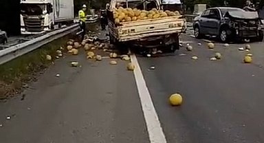 Kavun yüklü kamyonet ile otomobil çarpıştı: 3 yaralı