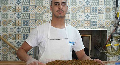 Kavurucu sıcaklarda ocak başında 800 lahmacun pişiriyor