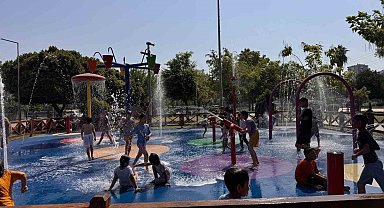 Kavurucu sıcakta çocuklar su oyun parkına akın etti