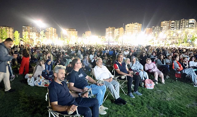 Kayseri Talas'ta yaz akşamları açık hava sinemasıyla renklendi