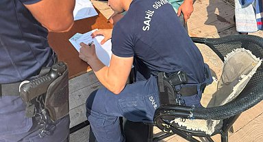 Kılıç balığını alıp sahile çıkaran şahsa idari para cezası