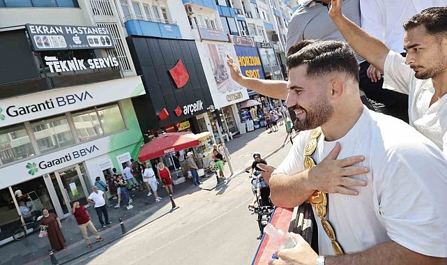Kırkpınar başpehlivanı Erkan Taş'a Antalya'da coşkulu karşılama