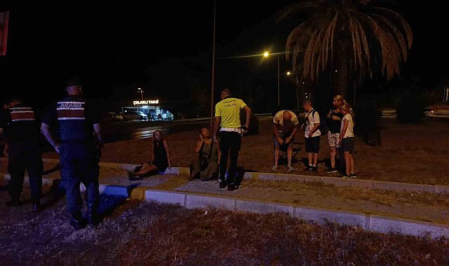 Kırmızı ışıkta bekleyen otomobile tur minibüsü çarptı: 3 yaralı