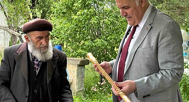 Kızılcahamam Belediye Başkanı Acar, 93 yaşındaki baston ustasını ziyaret etti