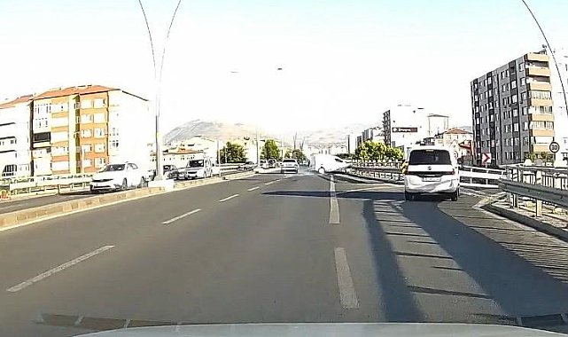Kontrolden çıkan araç bariyerlere çarptı: Kaza anı kamerada